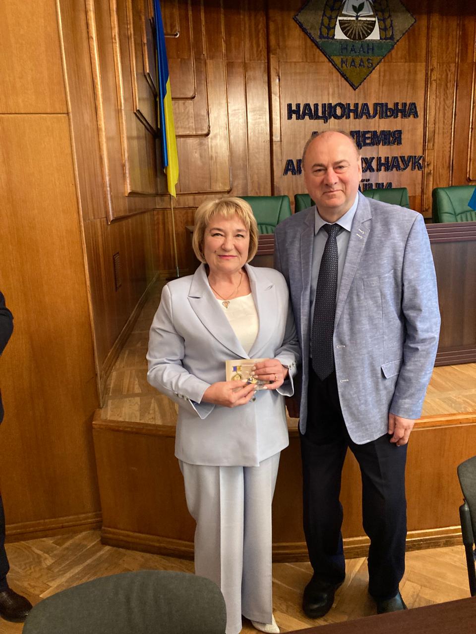 Під час вручення президентом НААН  І.В. Гриником пам'ятної медалі 100 років Національної академії аграрних наук України професорці С.В. Пиді